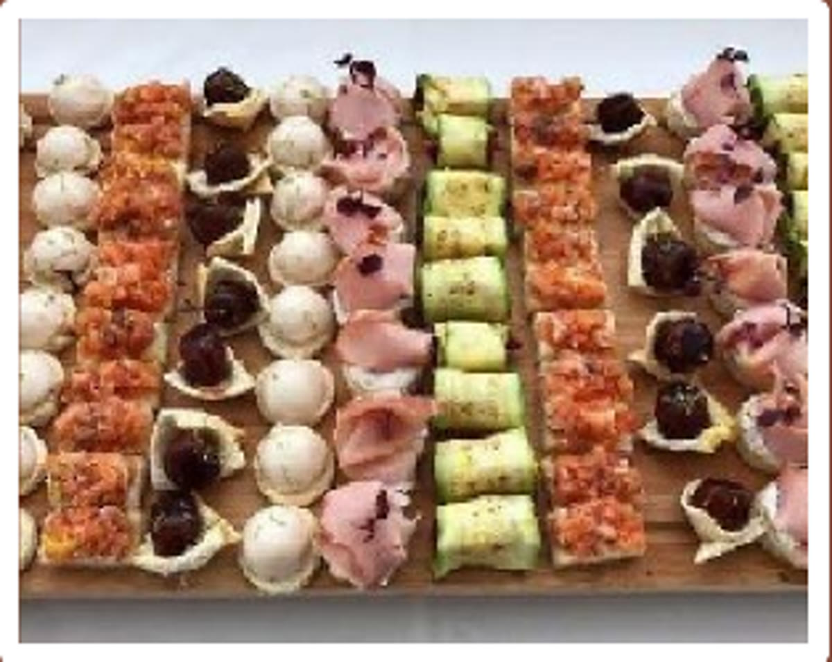 Korporativni finger food poslužen na platou