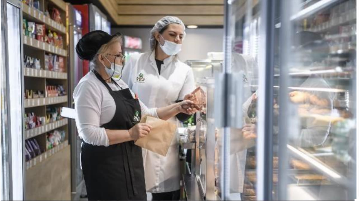 Tim Priča Catering uz liniju posluživanja